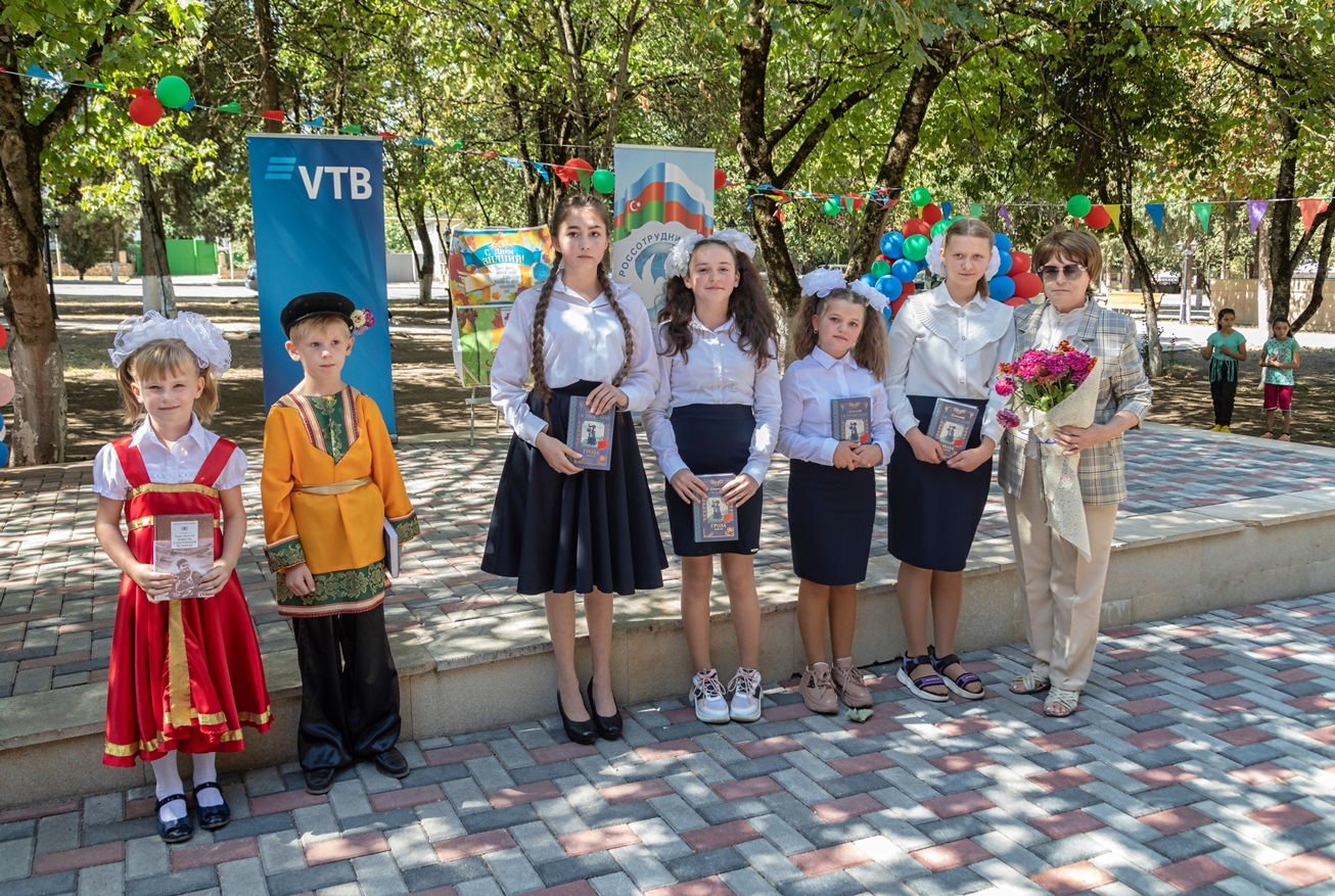 Тамбовка нижнегорский. Школа село Ивановка Астраханская область. Село Ивановка Астраханская область. Данило Ивановка школа. Школа в Ивановке Саратов.