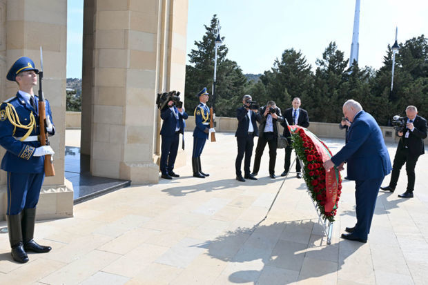 Президент Беларуси Александр Лукашенко посетил Аллею шехидов - ФОТО
 