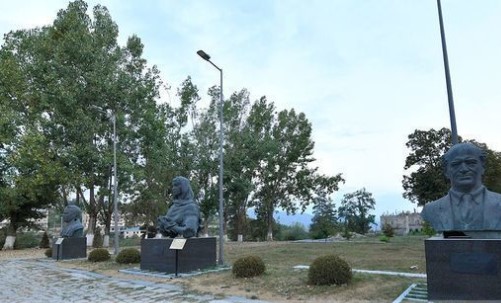 Президенты Азербайджана и Беларуси осмотрели в Шуше расстрелянные памятники
 