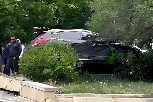 В Баку потерявший управление автомобиль въехал в "парк маклеров" - ВИДЕО