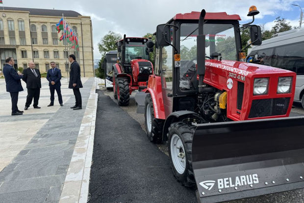 Президент Беларуси подарил городу Шуша тракторы
 