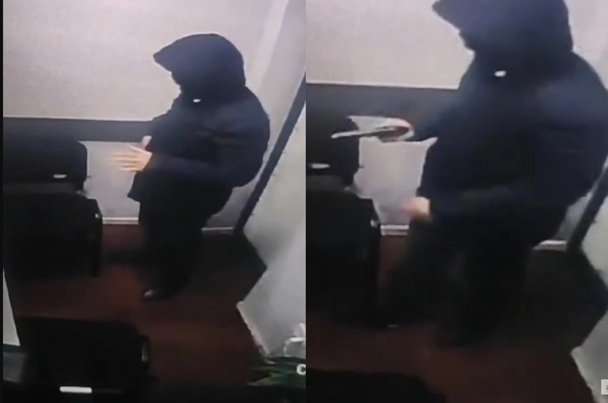 Мужчина в маске совершил вооруженное нападение на ломбард в Баку - ВИДЕО
 