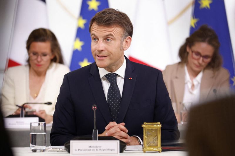 Макрон утверждает, что Украина не может прекратить огонь
 