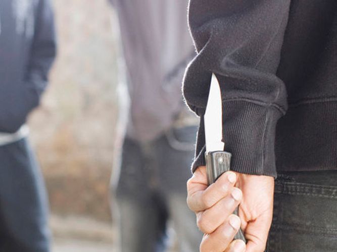 В Баку пьяный мужчина ранил ножом двух больных братьев
 