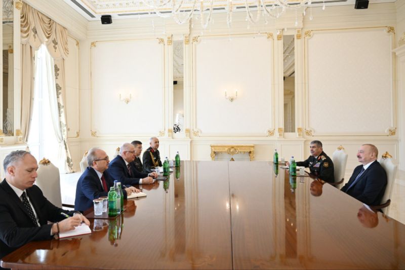 Президент Азербайджана Ильхам Алиев принял министра национальной обороны Турции - ОБНОВЛЕНО
 
