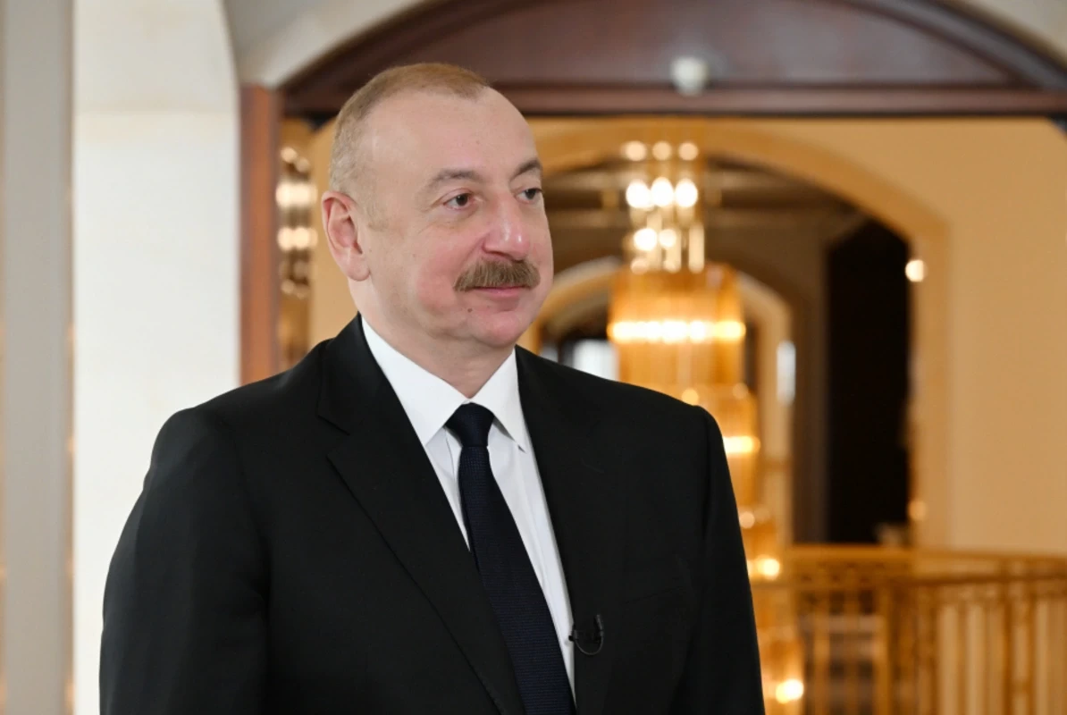 Президент Ильхам Алиев посетил памятник общенациональному лидеру Гейдару Алиеву в городе Евлах
 