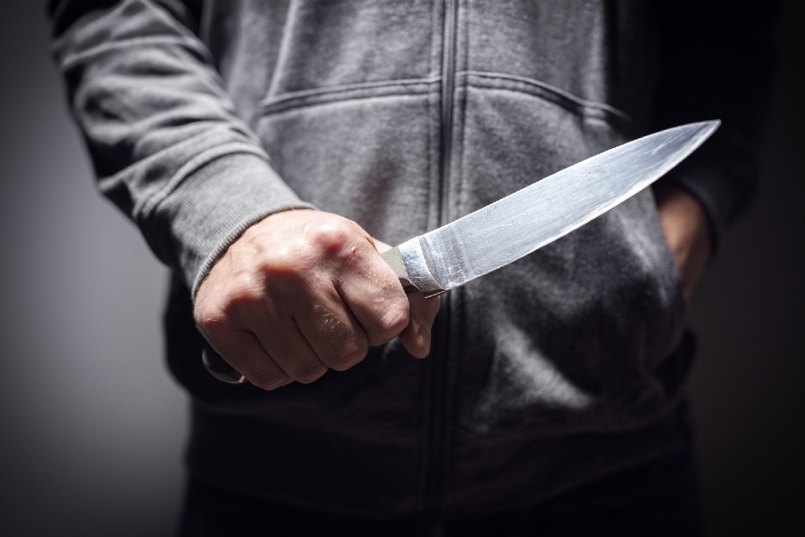В Баку сотрудник реабилитационного центра ударил ножом двух мужчин
 