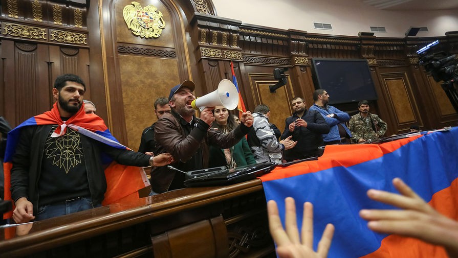 В Армении неизвестные ворвались в зал заседания парламента и напали на депутатов
 