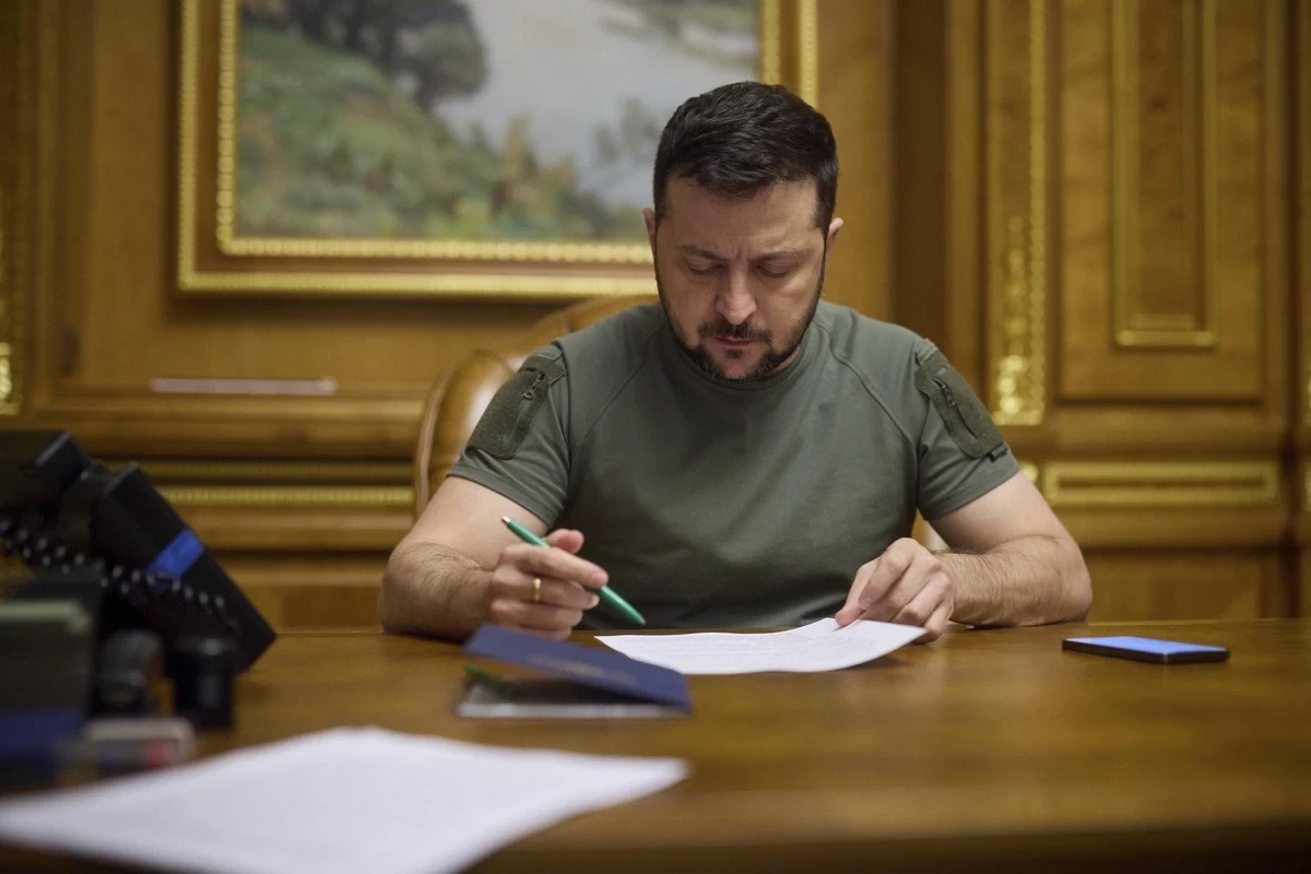 Зеленский внес законы о продлении военного положения и мобилизации на три месяца
 