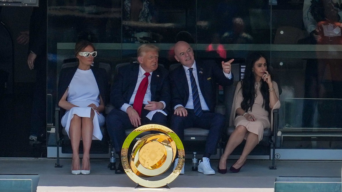 ФИФА подарила Трампу оригинальный трофей клубного ЧМ
 