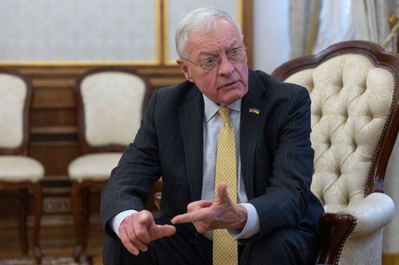 Келлог в Киеве заговорил о достижении «мира силой»
 