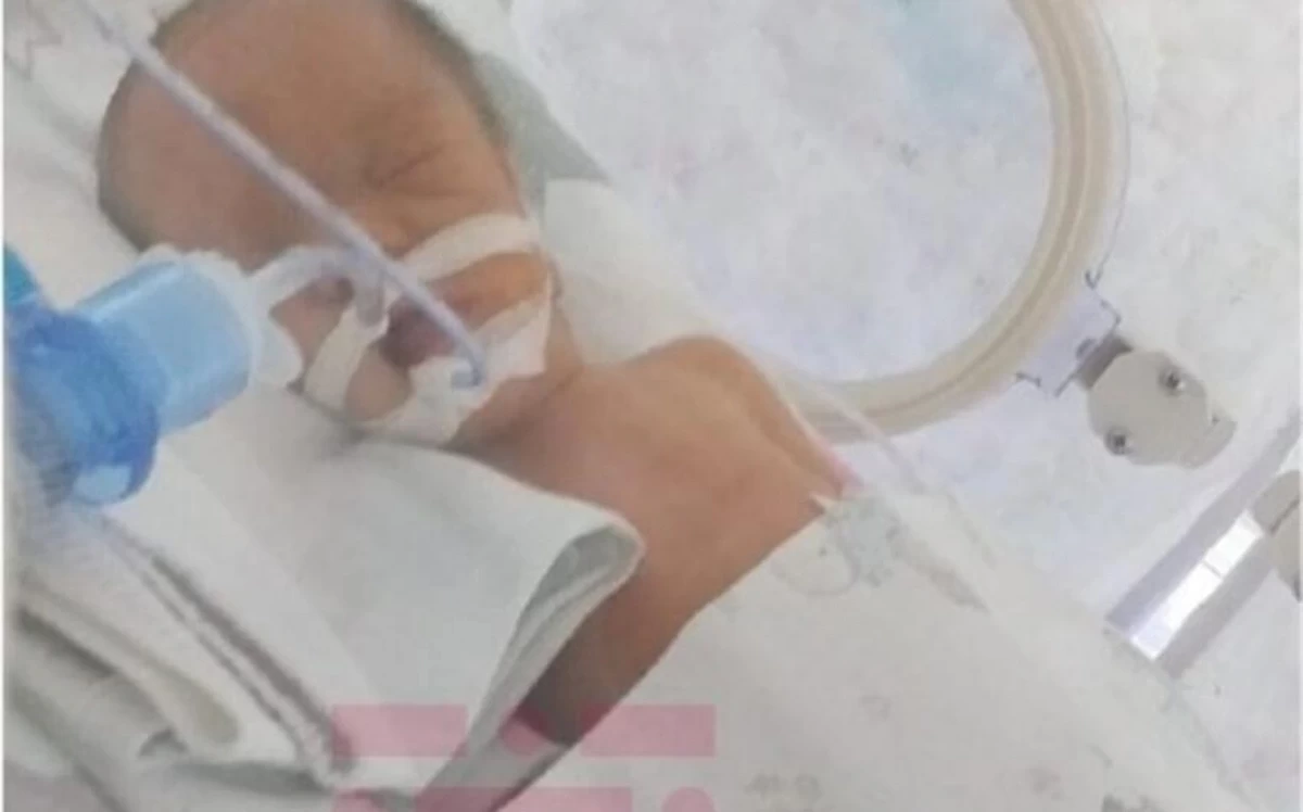 В Баку двое из тройняшек умерли в больнице: мать обвиняет врачей
 