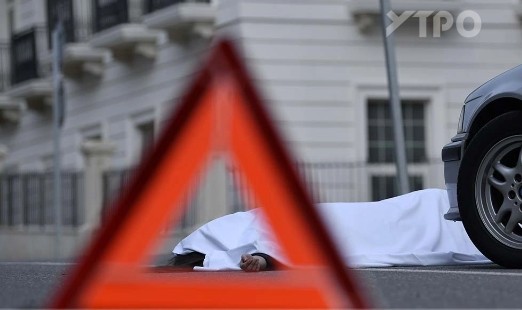 В Баку автомобиль сбил двух мужчин: есть погибший
 