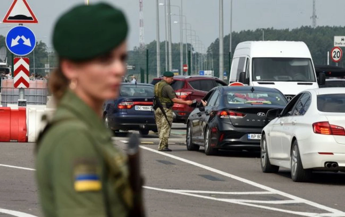 В Верховной Раде Украины предложили разрешить выезд за границу мужчинам до 25 лет