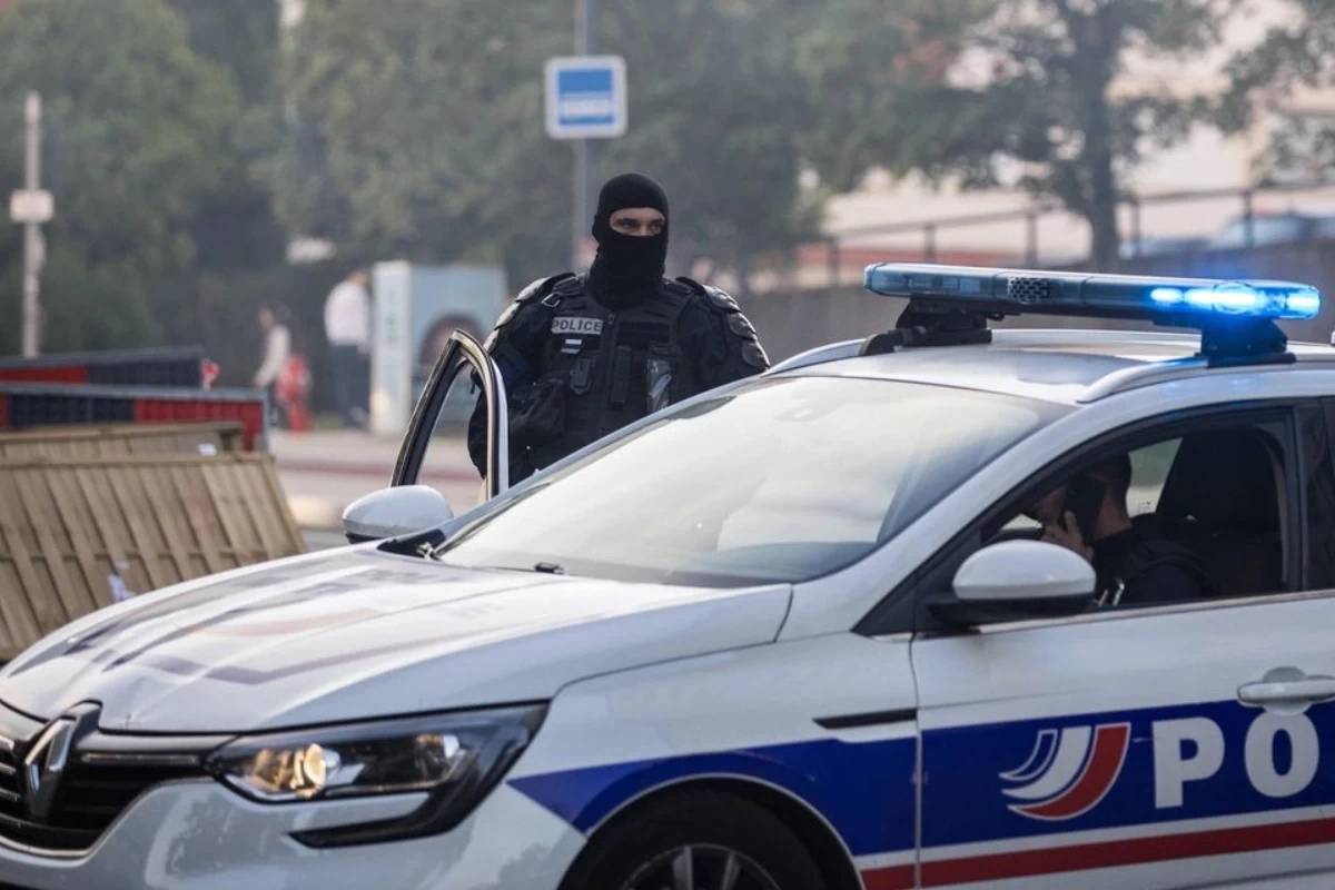 СМИ: Во Франции нейтрализовали напавшего на детей мужчину с мачете
 