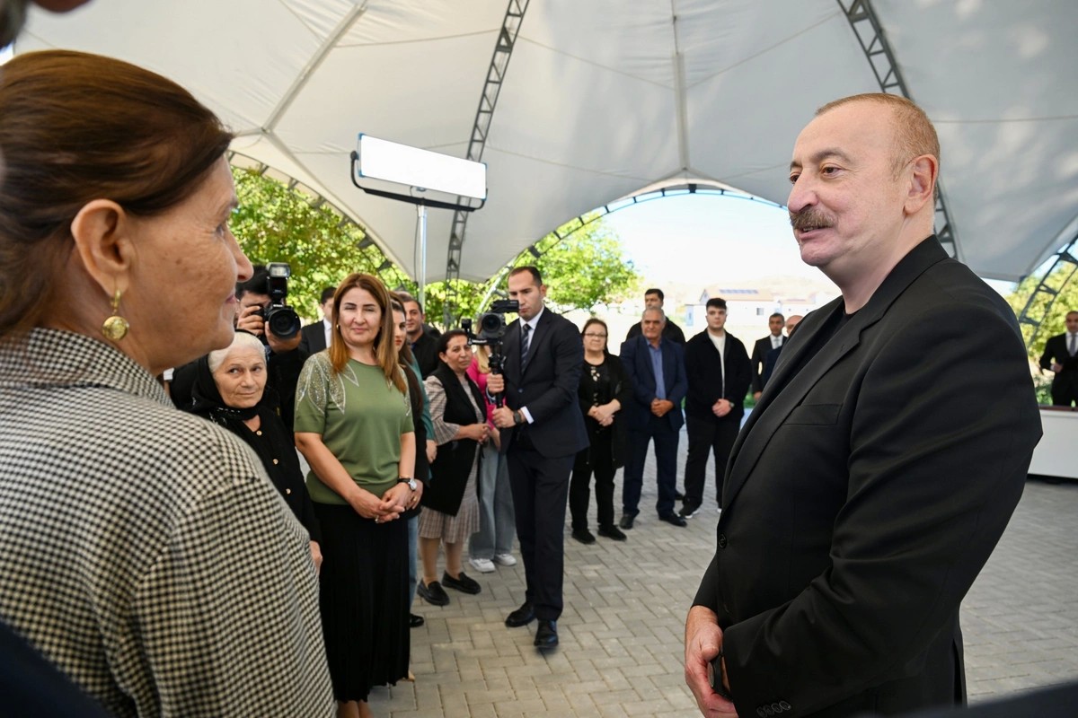 Президент Ильхам Алиев вручил жителями села Хоровлу ключи от квартир