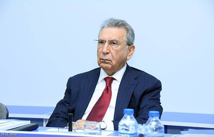 Рамиз Мехтиев оборудовал на своей вилле конференц-зал и установил трибуну