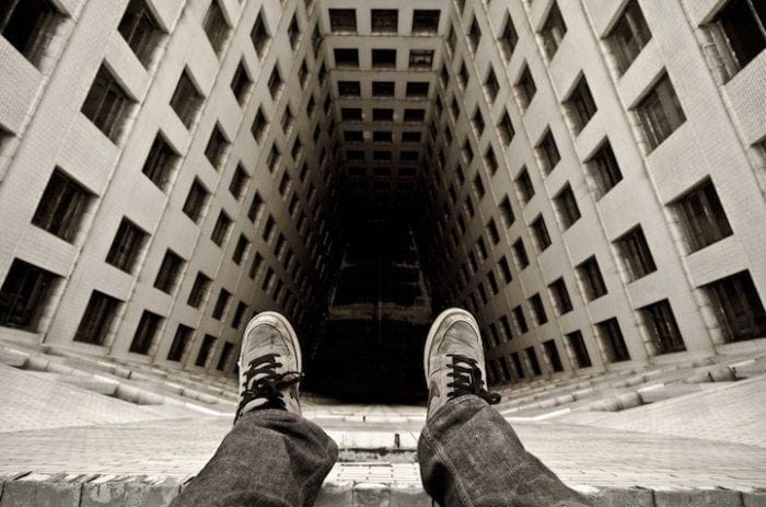 В Хырдалане подросток погиб в результате падения с высотного здания