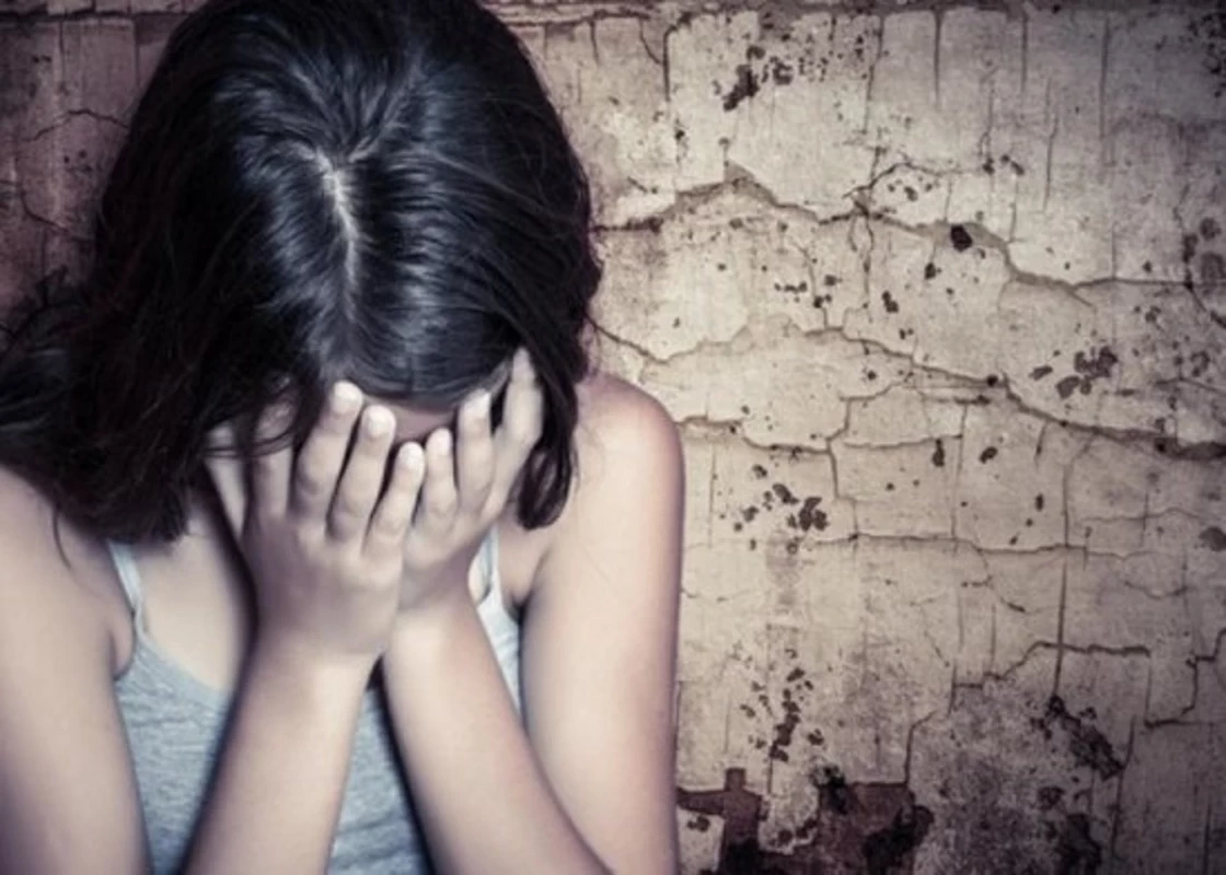 В Баку вынесен приговор женщине-психологу, распространившей обнаженное видео несовершеннолетней дочери