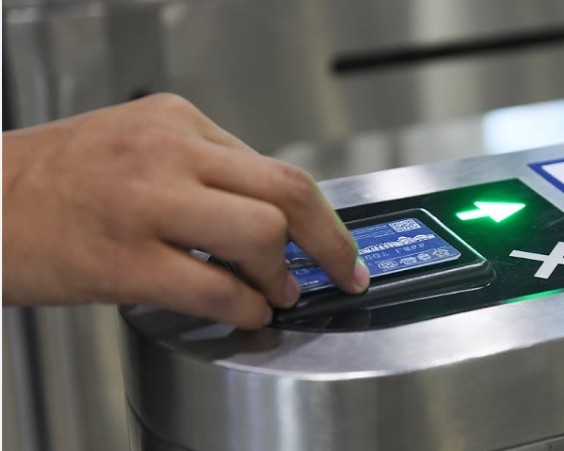 В метро Баку внедряют оплату банковскими картами