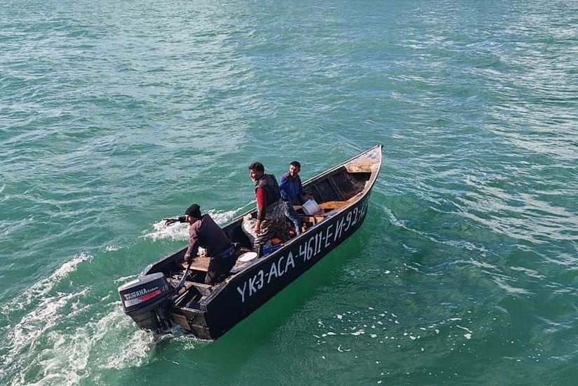 В Каспийском море спасены трое в лодке
 