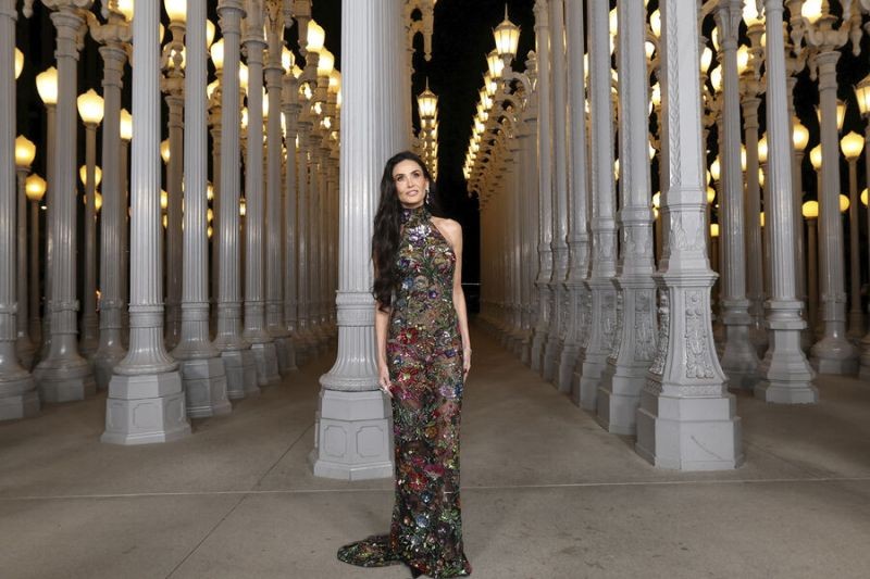 Деми Мур показала фигуру в «голом» платье без бюстгальтера
 