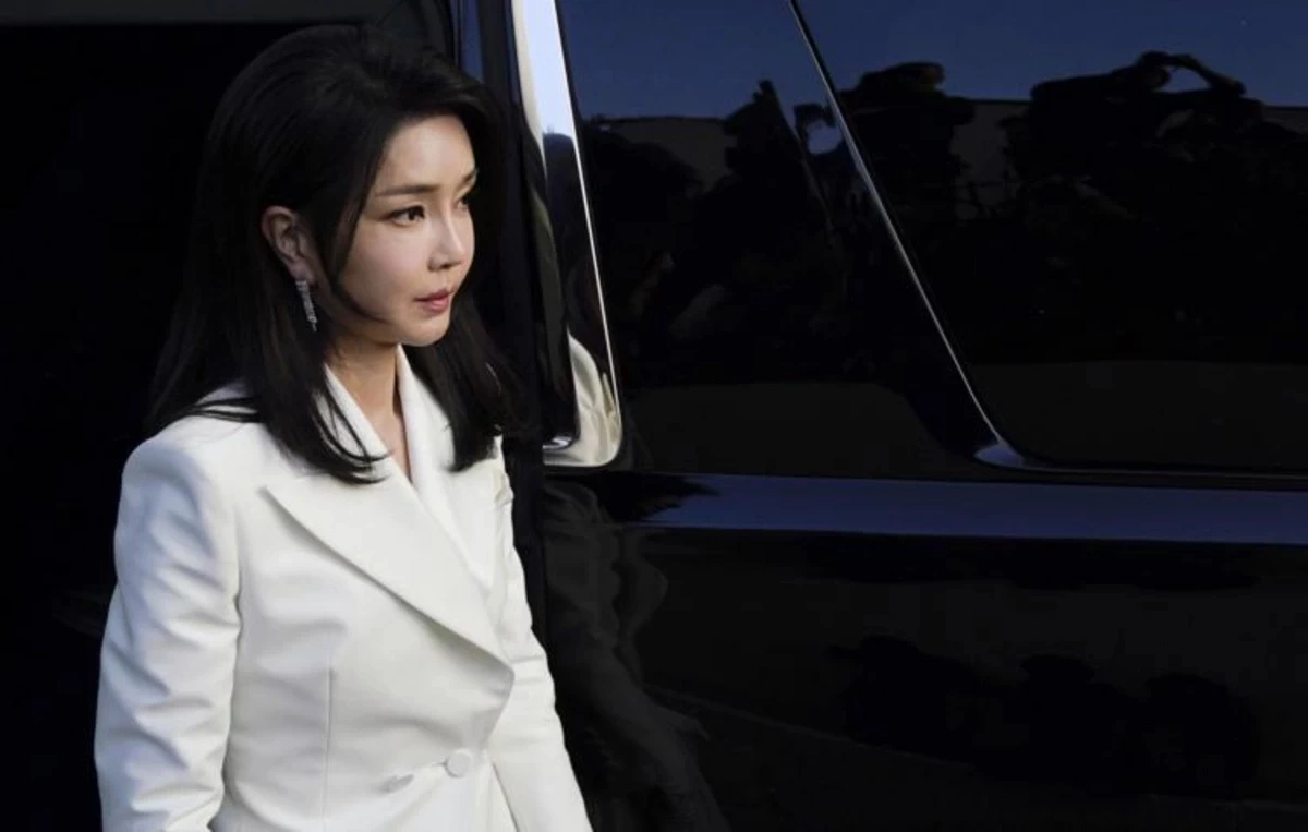 Экс-первая леди Южной Кореи признала получение в качестве подарков двух сумок
 