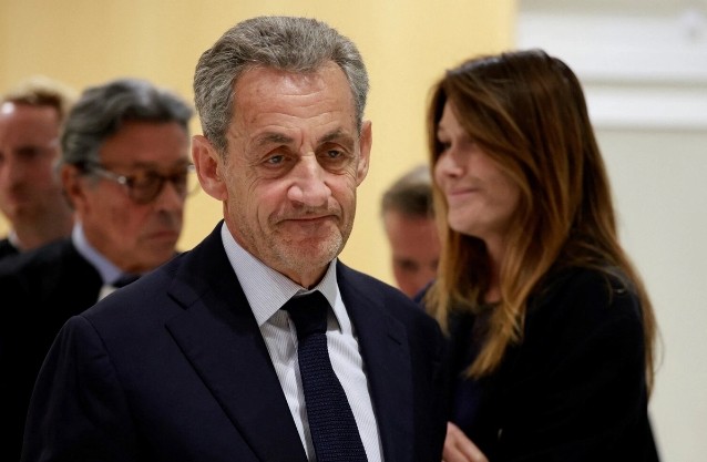 СМИ: Саркози в тюрьме ест только йогурты
 