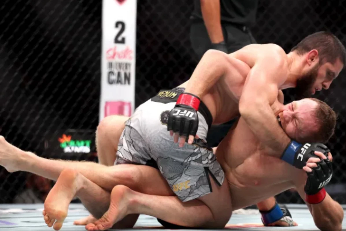 Махачев победил Маддалену и стал чемпионом UFC в полусреднем весе
 