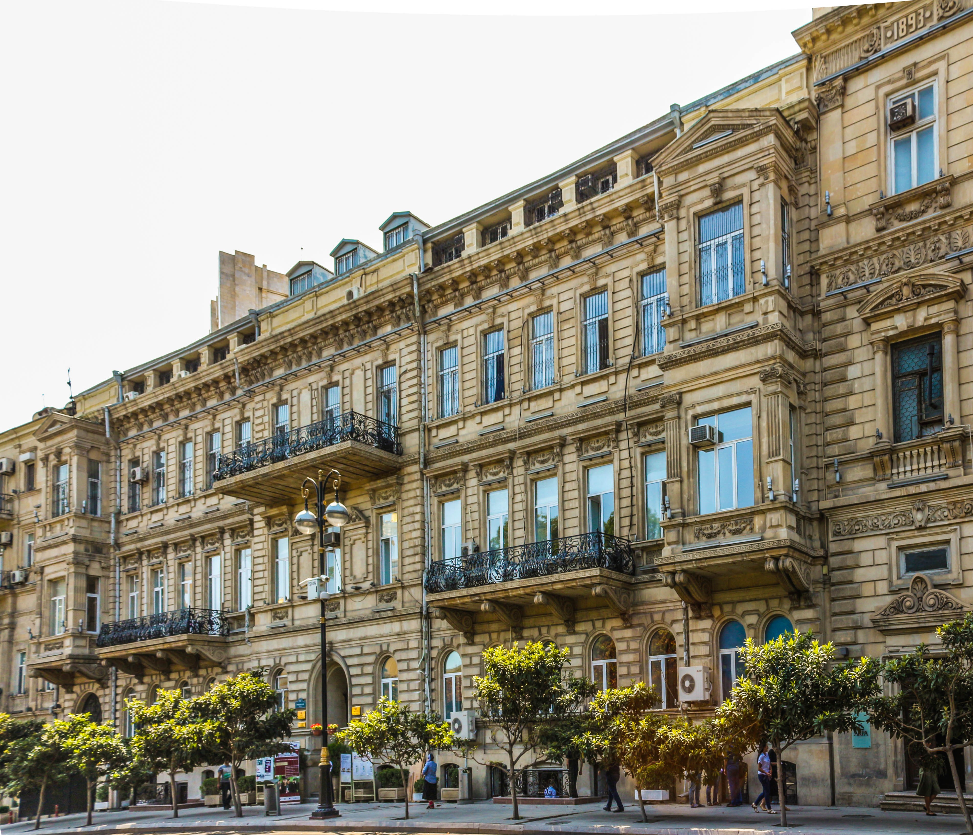 Студенты недовольны рядом правил, действующих в азербайджанском вузе - ВИДЕО