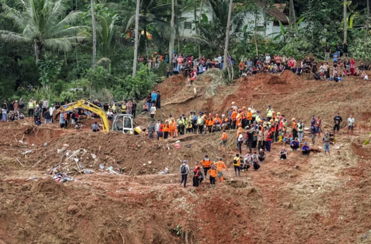 Из-за оползней в Индонезии погибли 30 человек
 