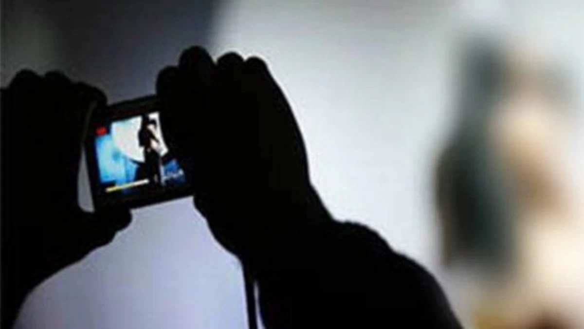 Избил, снял на видео и шантажировал подростка: в Баку прошел суд над мужчиной
 