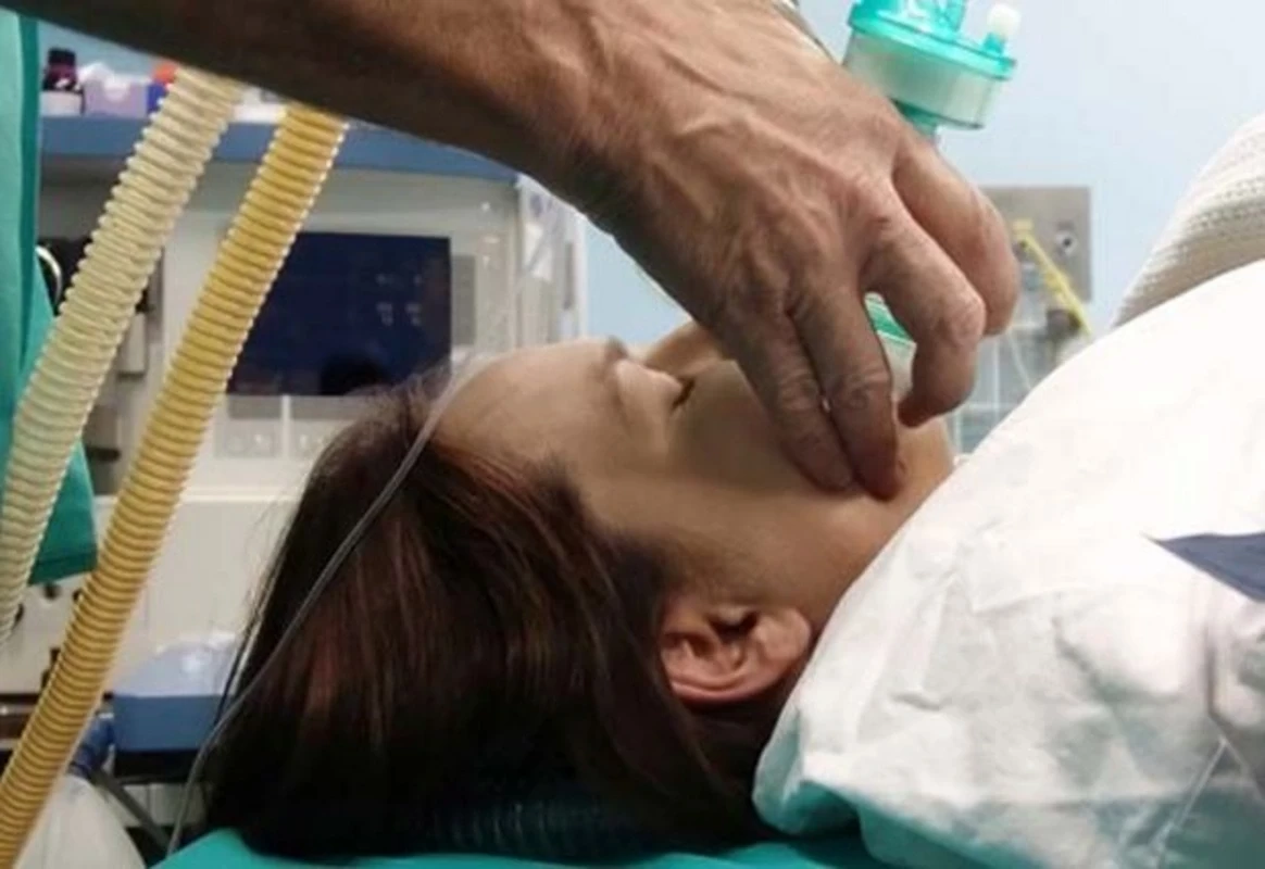 В Баку молодая женщина скончалась во время родов
 