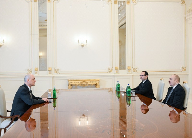 Президент Ильхам Алиев принял президента компании «John Deere» по странам Центральной Азии и СНГ
 