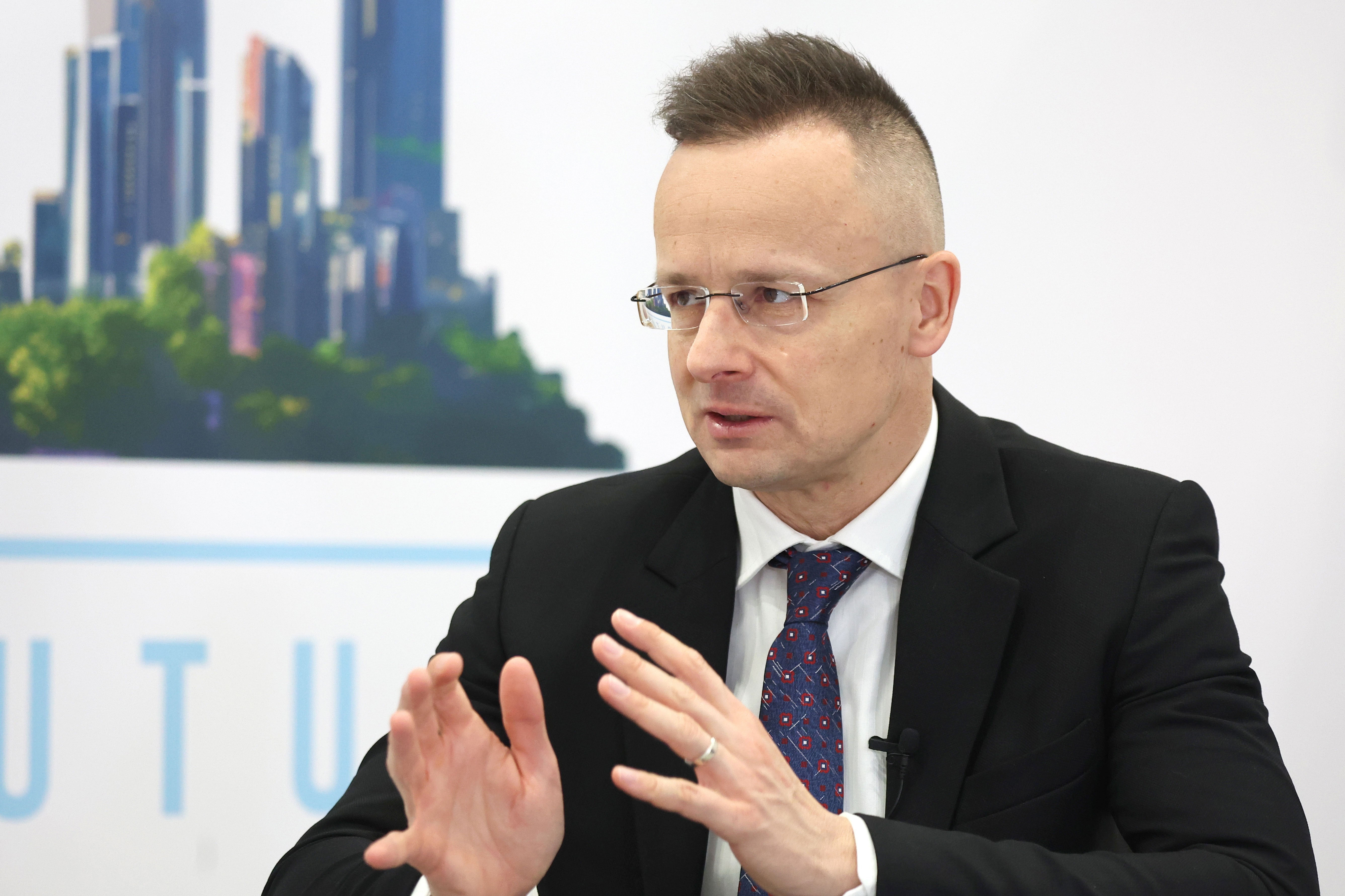 Сийярто: ЕС хочет направить военную миссию на Украину
 