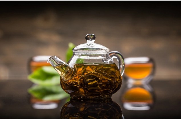 Зеленый или черный: гастроэнтеролог развеяла миф о "самом полезном" чае
 