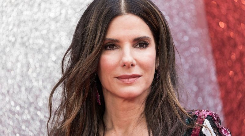 61-летняя Сандра Буллок в жакете с мужского плеча пришла на спектакль с Киану Ривзом
 