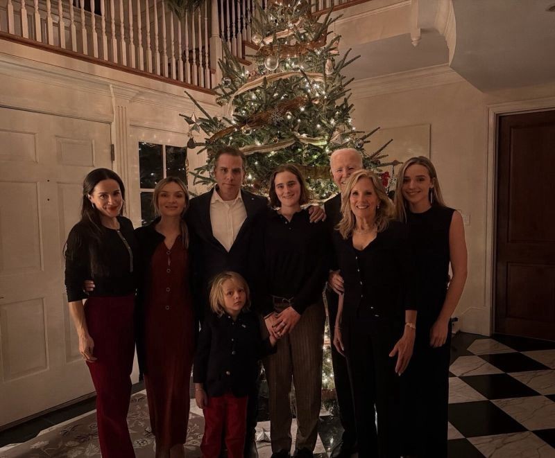 Байдена «спрятали» на семейном рождественском фото
 