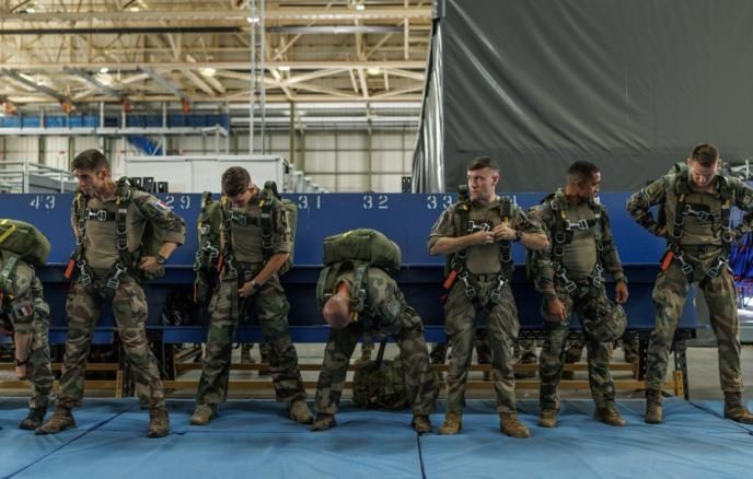 Лондон и Париж планируют военный контингент до 15 тыс. человек для Украины
 