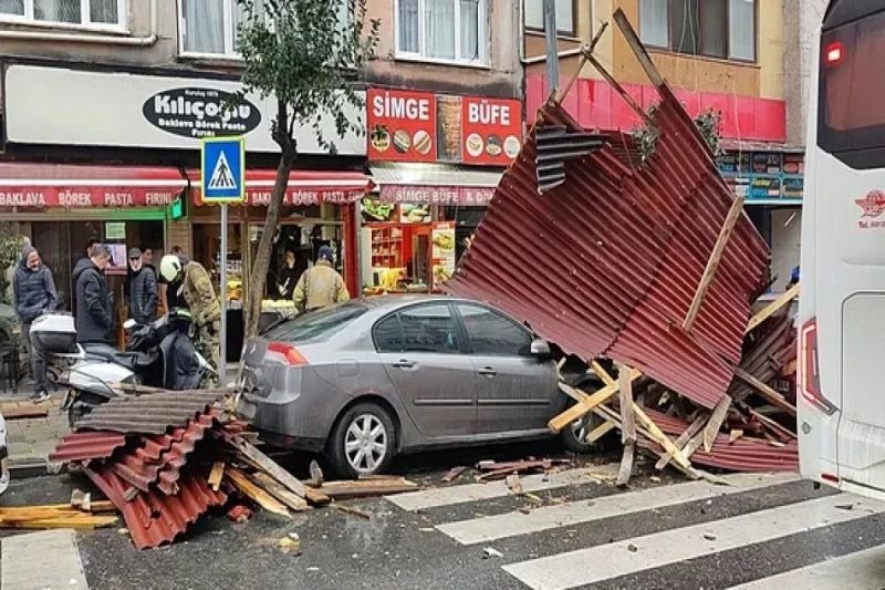 Шторм в Турции унес жизни 3 человек и разрушил дома в Стамбуле
 